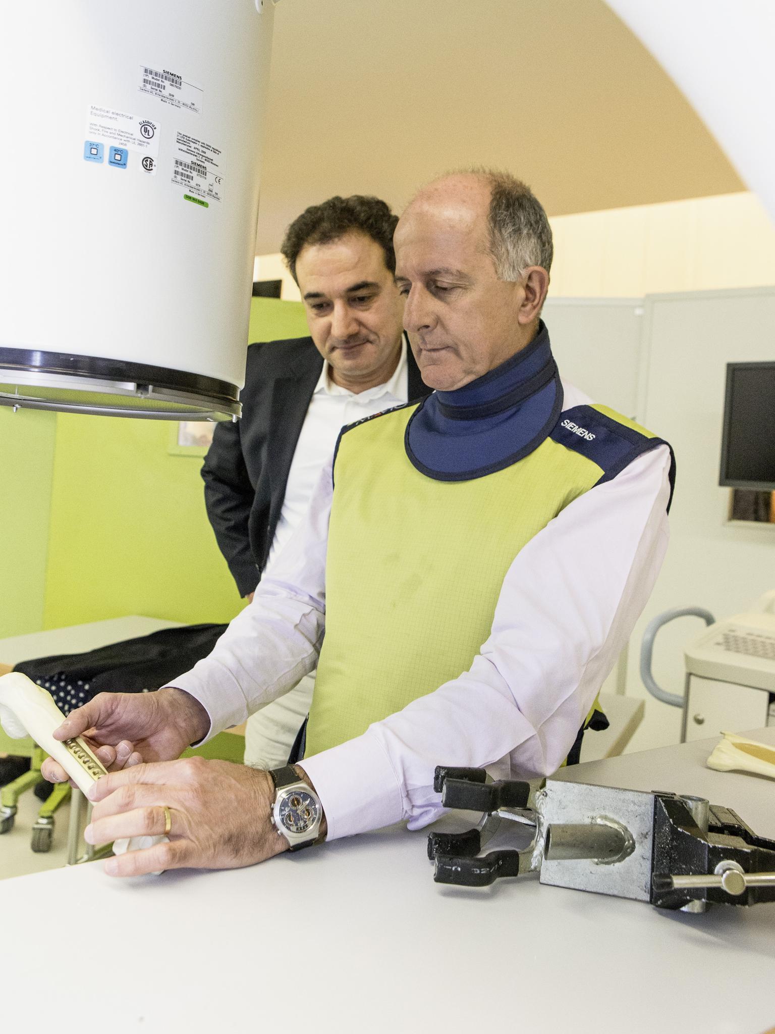 Dr. Jaime Quintero (front), President of the AO Foundation, and Alexander Grafenberg (back)<br />