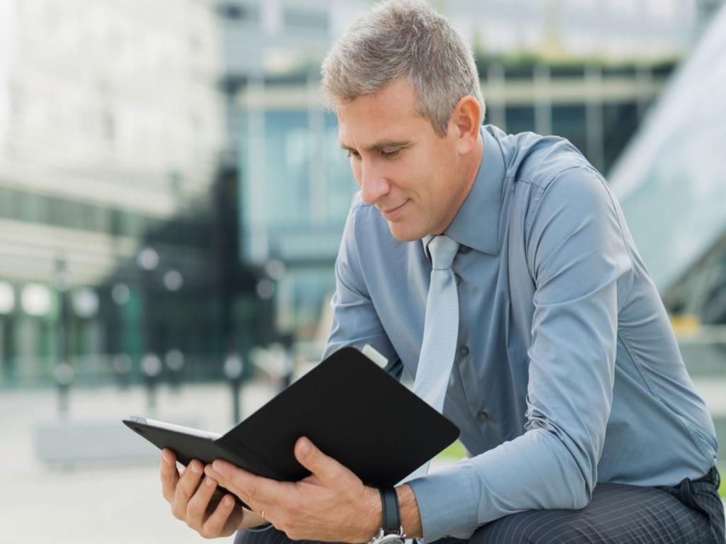 фильм где девушка читает книгу на газоне.