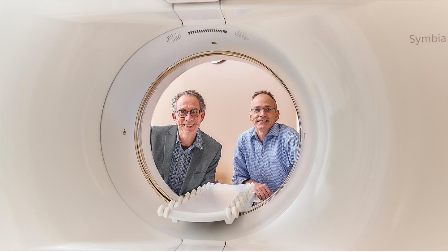 Afdelingsmanager Klinische Fysica en Medische Technologie Ben ten Voorde (links) en manager Radiologie en Nucleaire Geneeskunde Harald Alma.