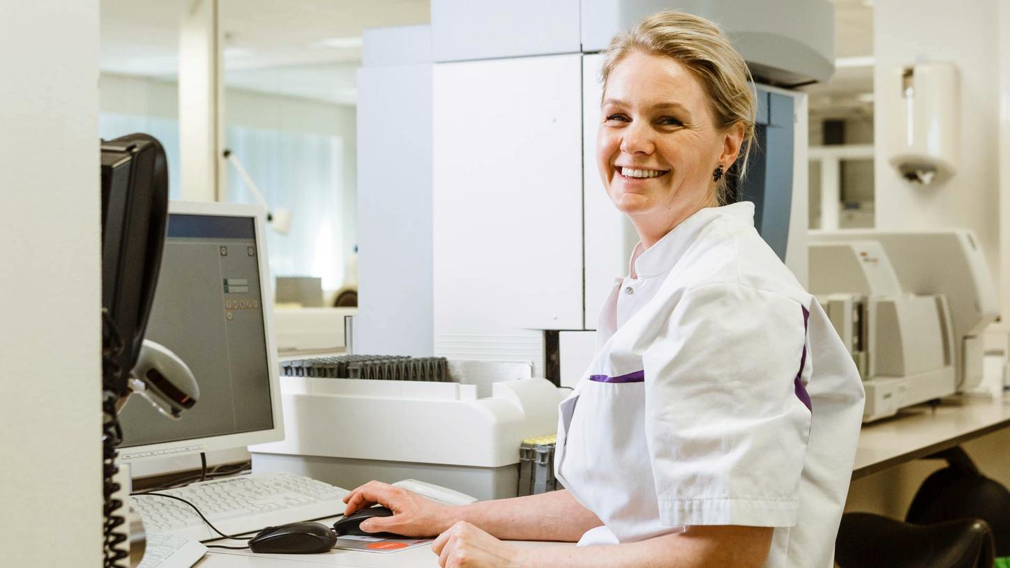 Mieke Koenders in het lab van Elkerliek Ziekenhuis