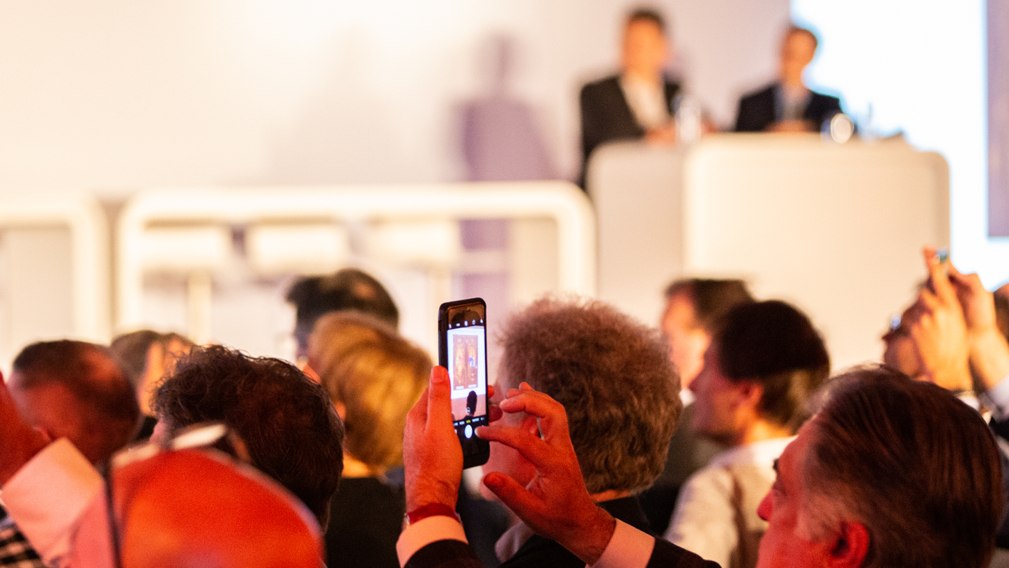 At Siemens Healthineers’ Molecular Imaging World Summit, attendees eagerly take pictures of ground-breaking presentations.