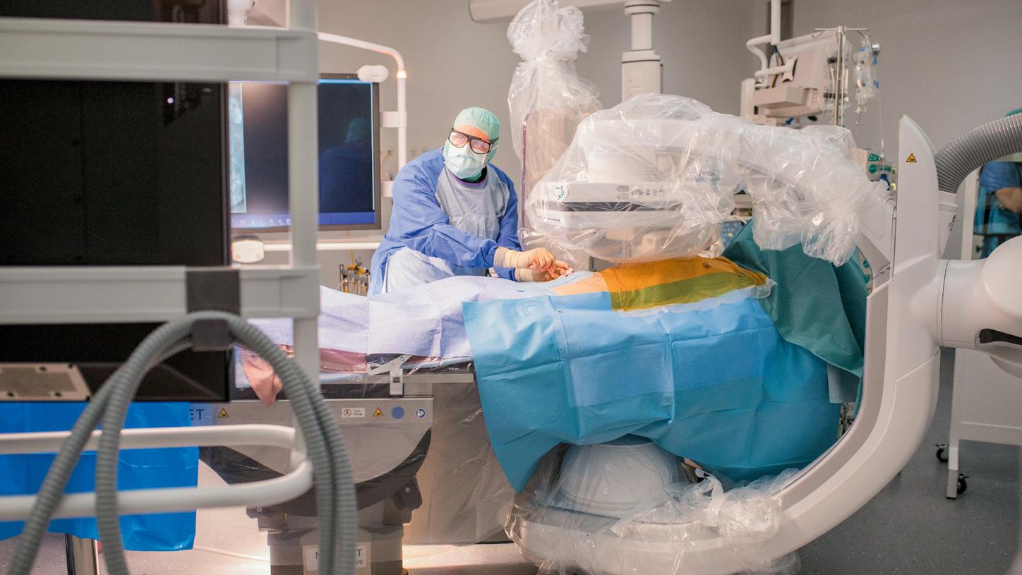 Der Hybrid-OP des Altersunfallzentrums ist mit dem robotischen C-Bogen ARTIS pheno ausgestattet.<br />Foto: Luzerner Kantonsspital (LUKS), Luzern, Schweiz