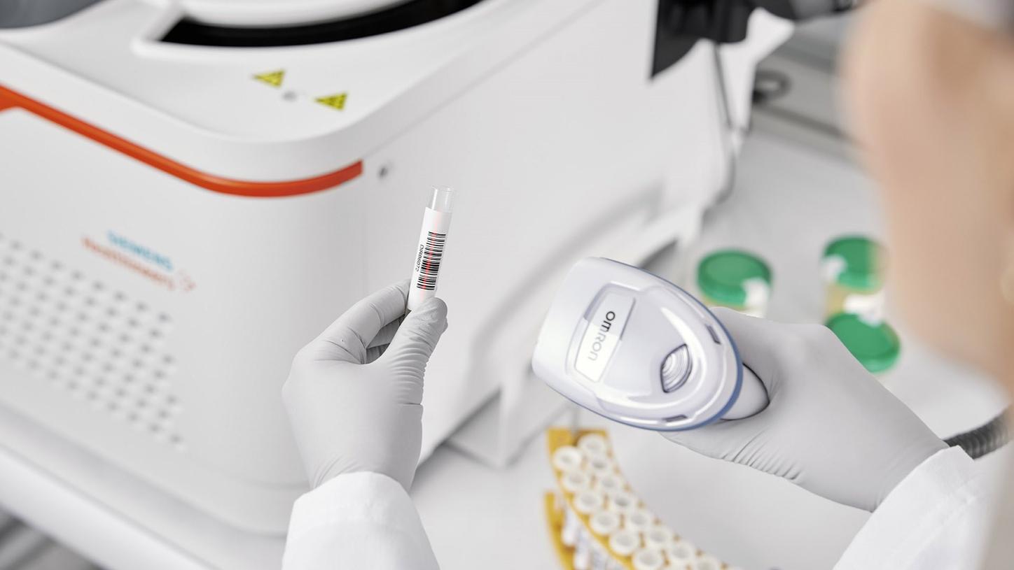 Atellica DT 250 Drug Testing Analyzer scanning barcode