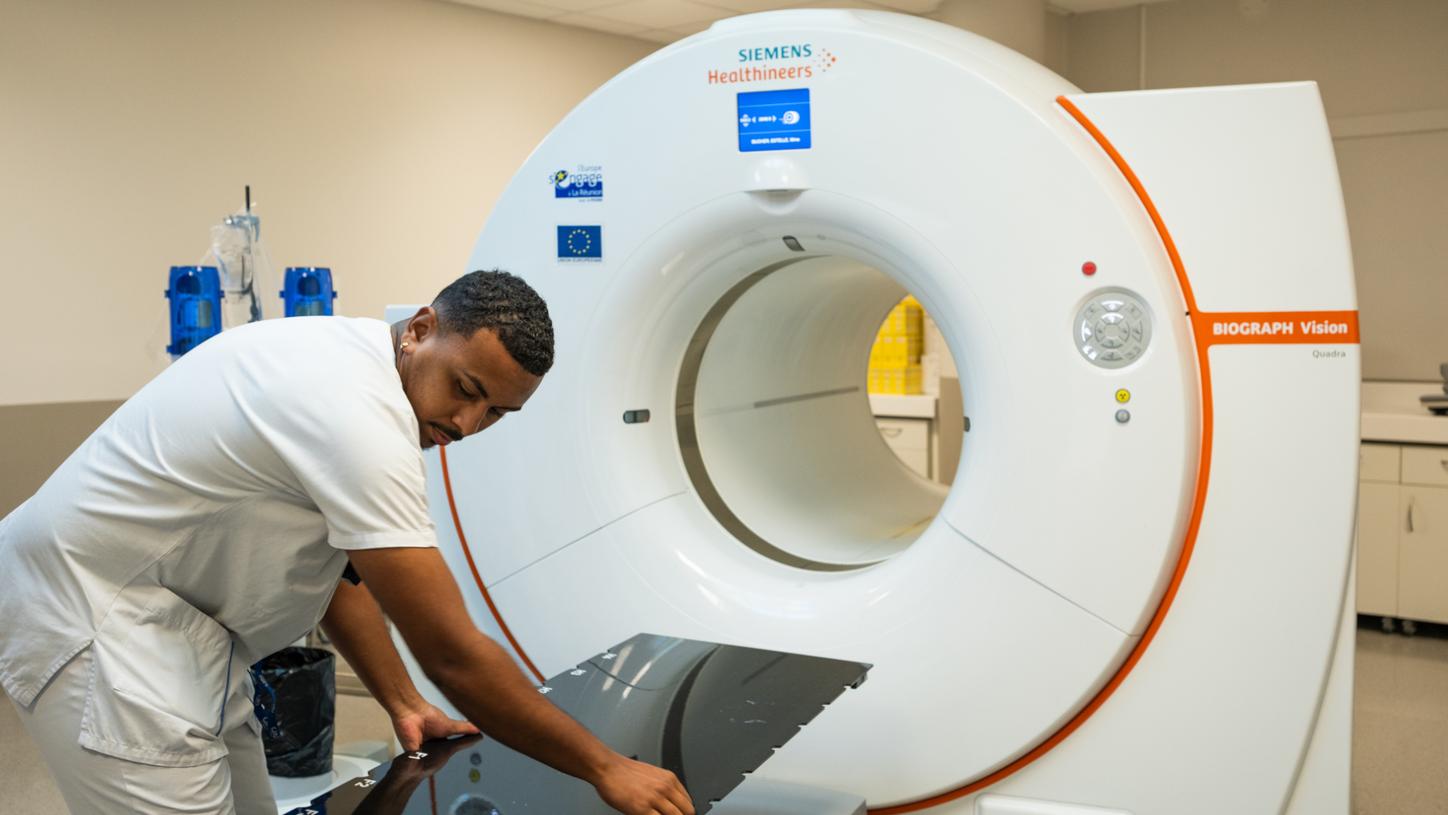 Technician adjusts the radiation therapy pallet of the Biograph Vision Quadra PET/CT.