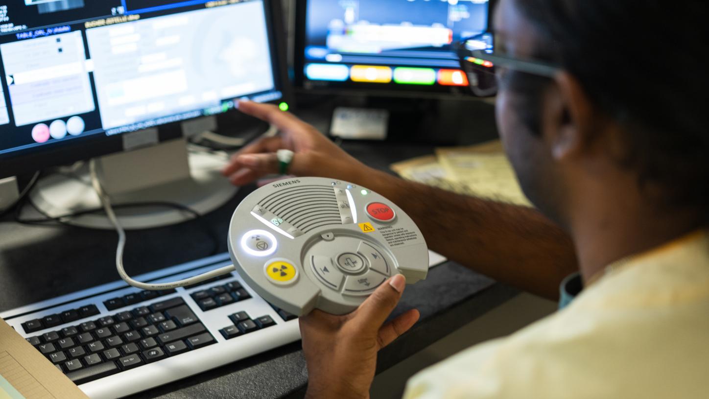 This device is used to communicate with the patient, move the patient bed, and start the radiation of the CT.
