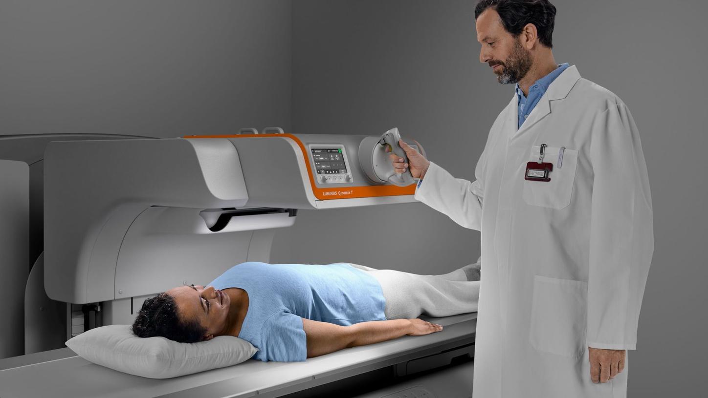 Doctor examining patient with LUMINOS Q.namix T