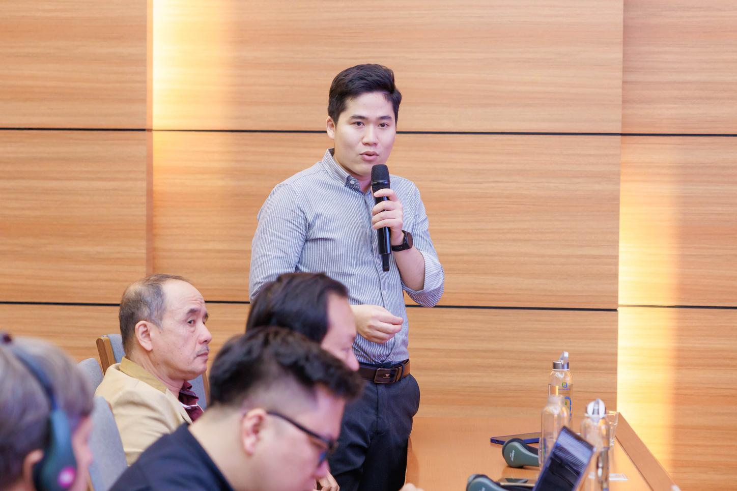 discussing during the workshop