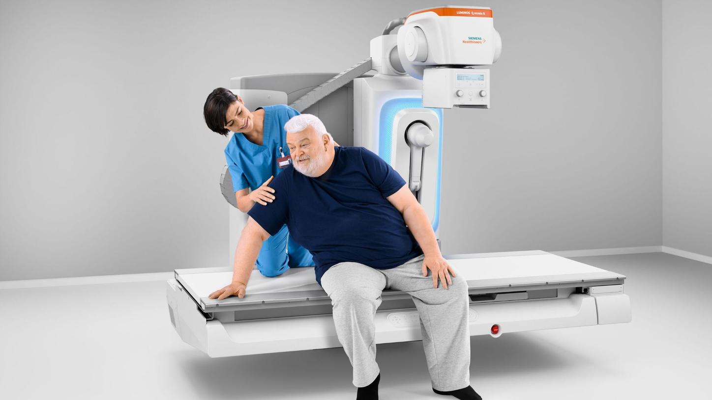 Doctor with patient on the LUMINOS Q.namix