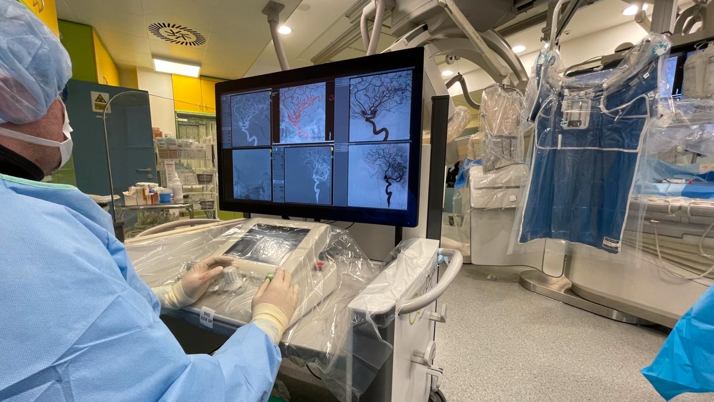 Dr. Kamil Zelenak performs a robotic-assisted aneurysm coiling with CorPath GRX Neurovascular.