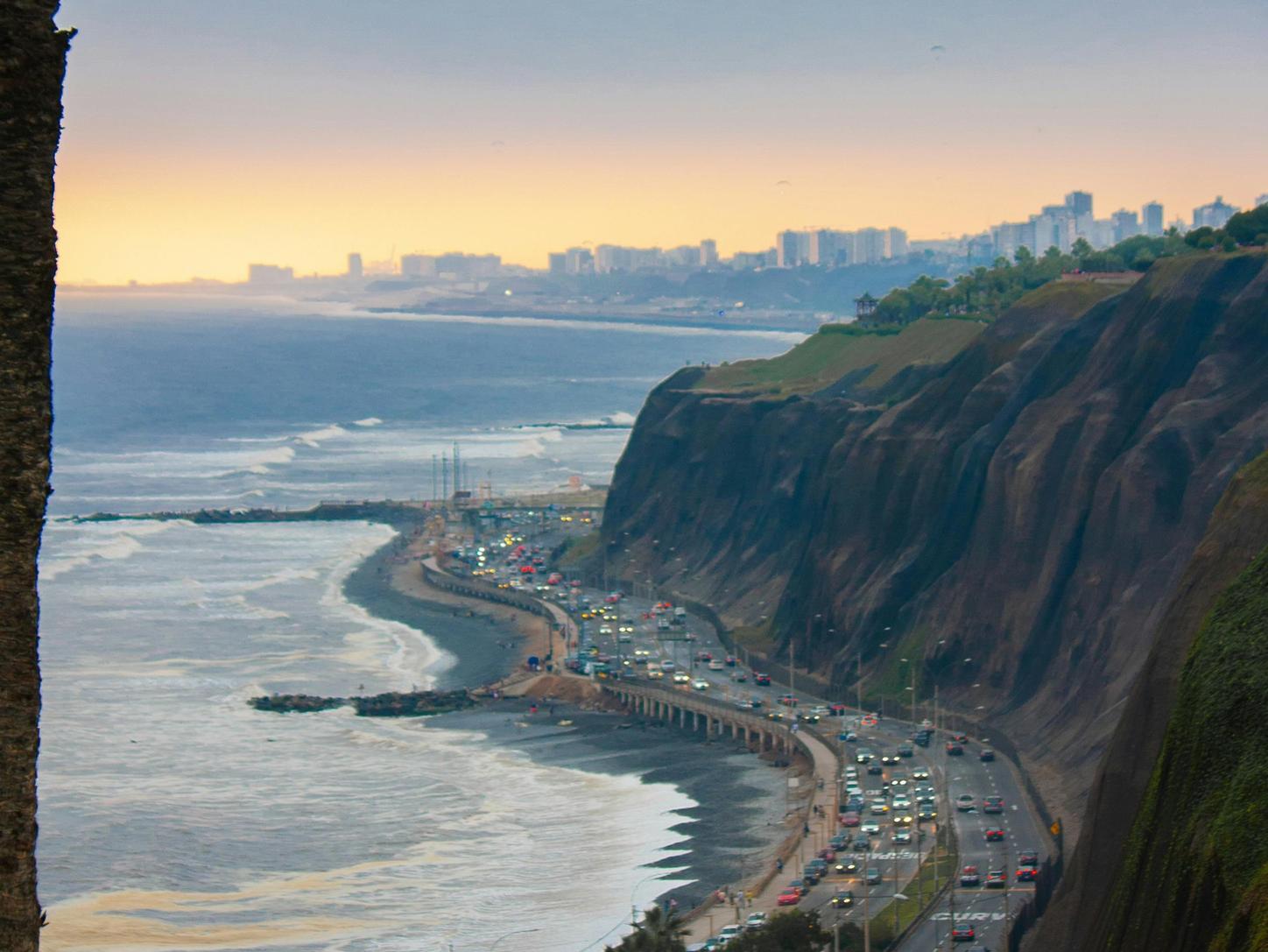Costa al atardecer en Lima, Perú