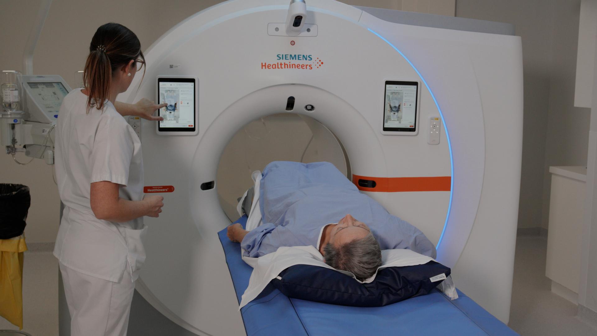 Weltweit eines der ersten High-End-Dual-Source-CT-Systeme im Ensemble ...