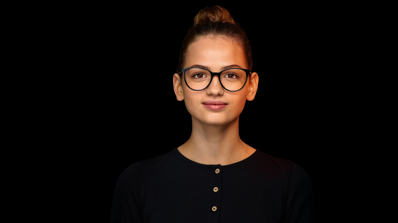 Portrait girl Sophie 16:9