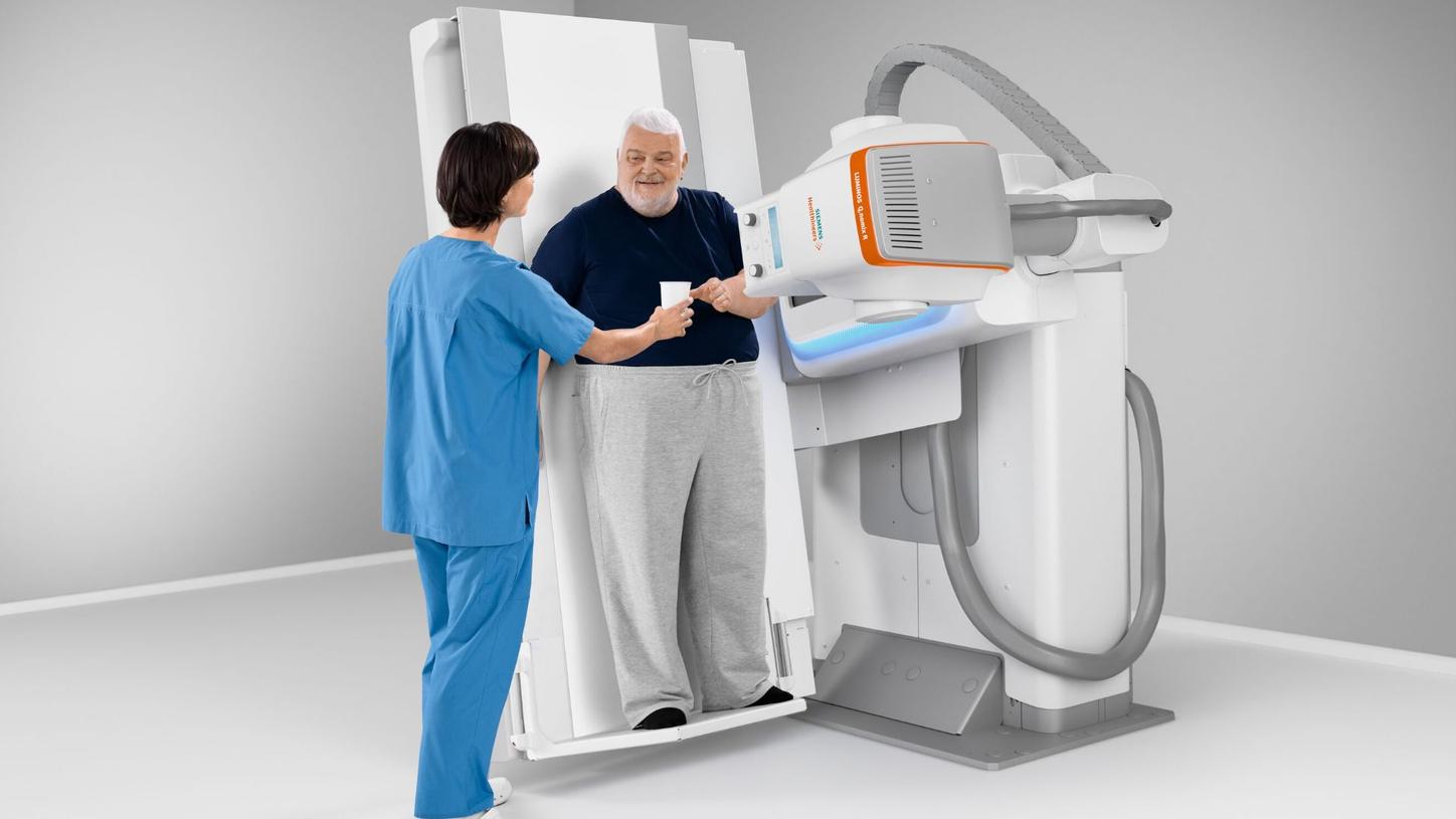 Dotoctor examining a patient on the LUMINOS Q.namix