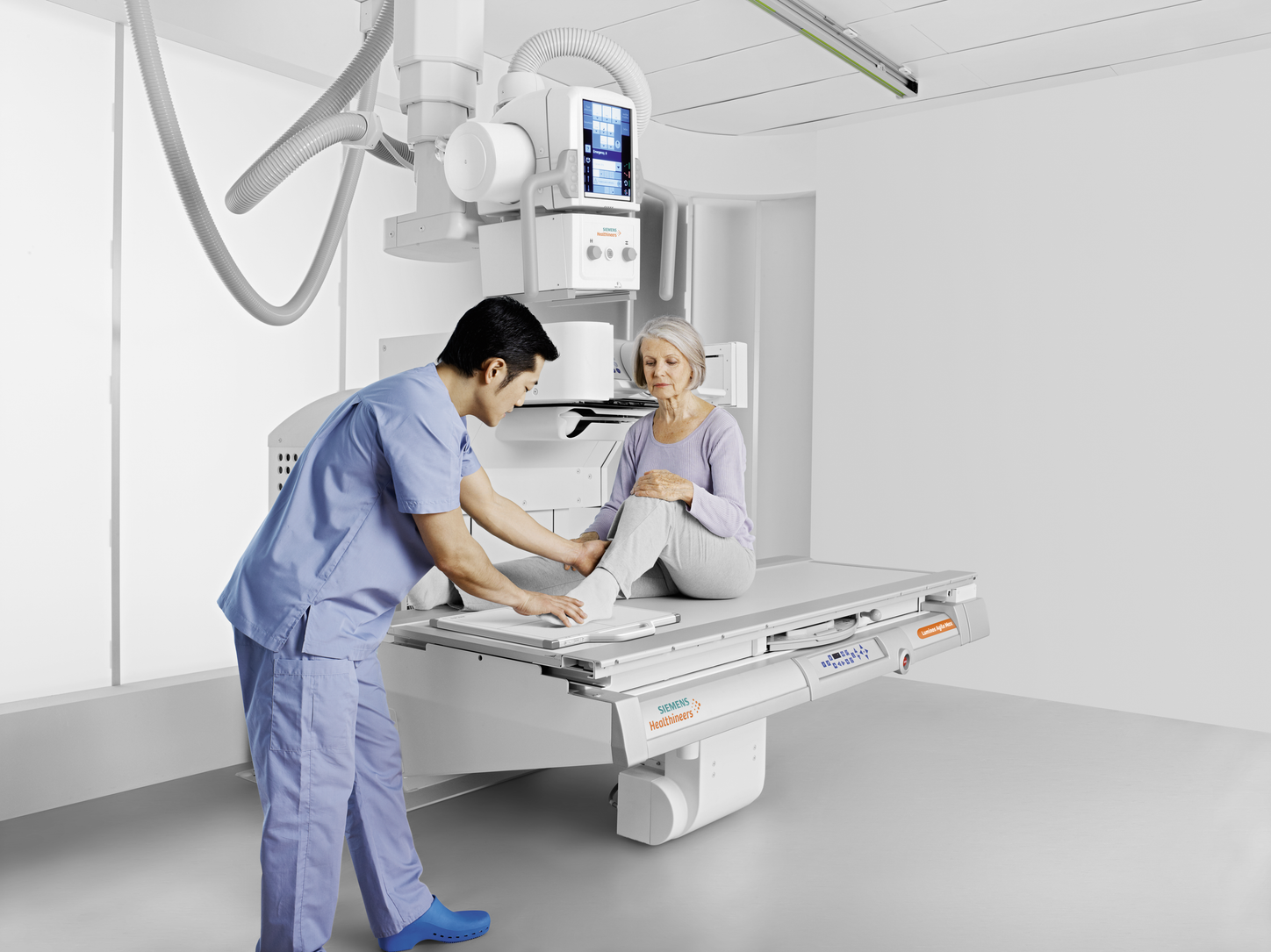 Doctor and patient using the Luminos Agile Max