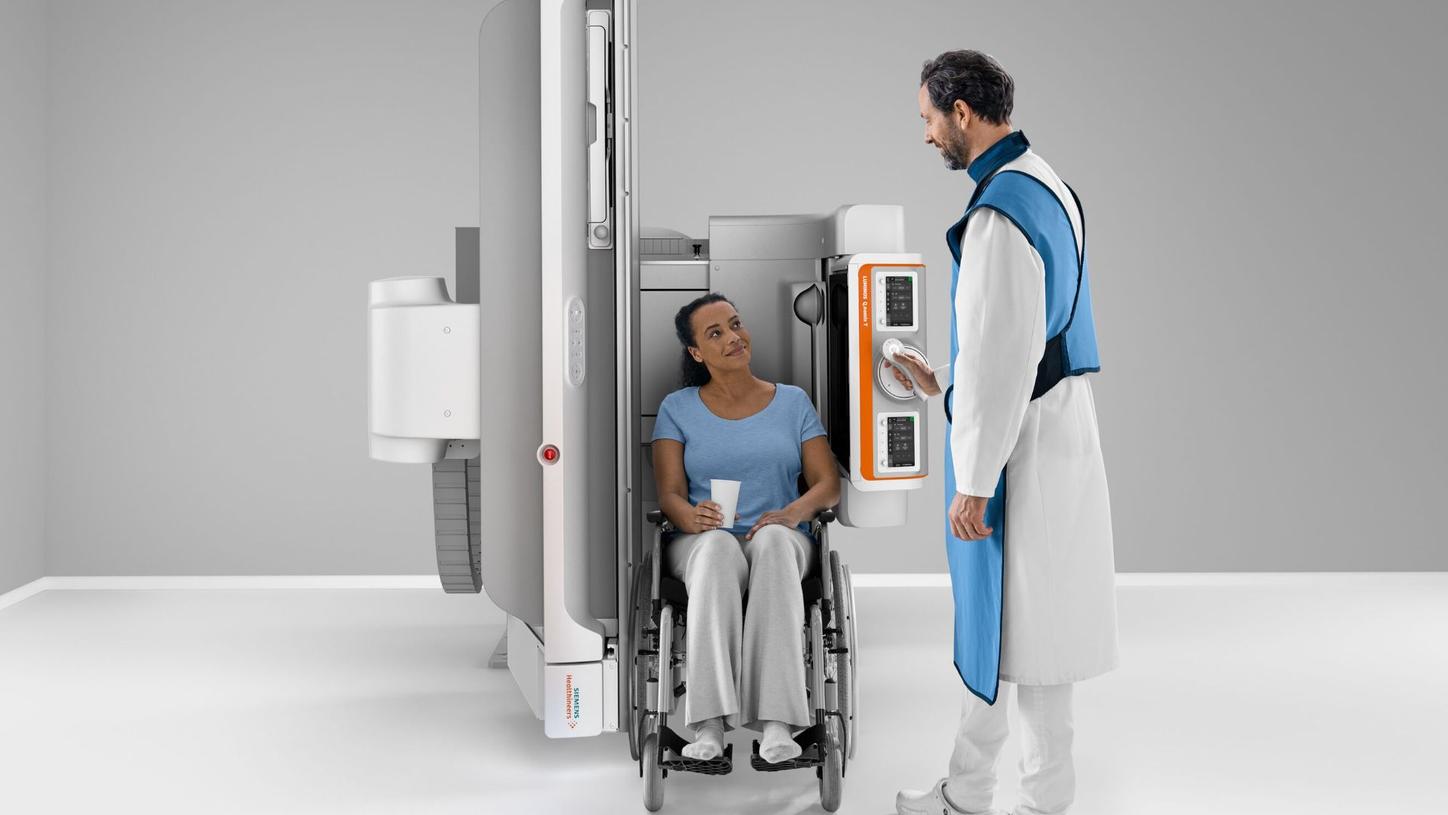 Doctor examining patient with LUMINOS Q.namix T