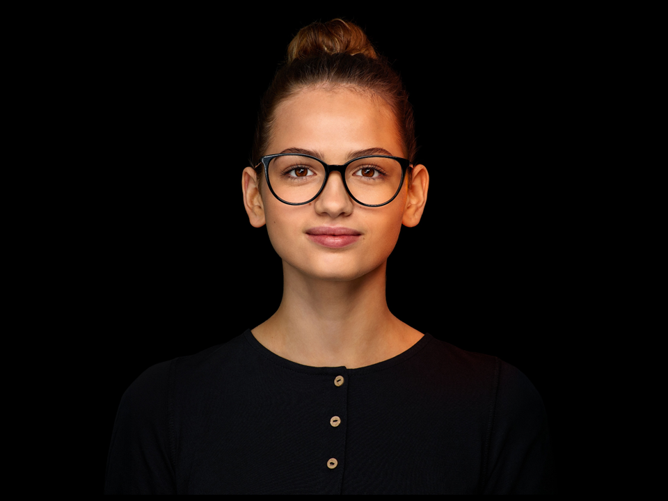 portrait girl 4:3
