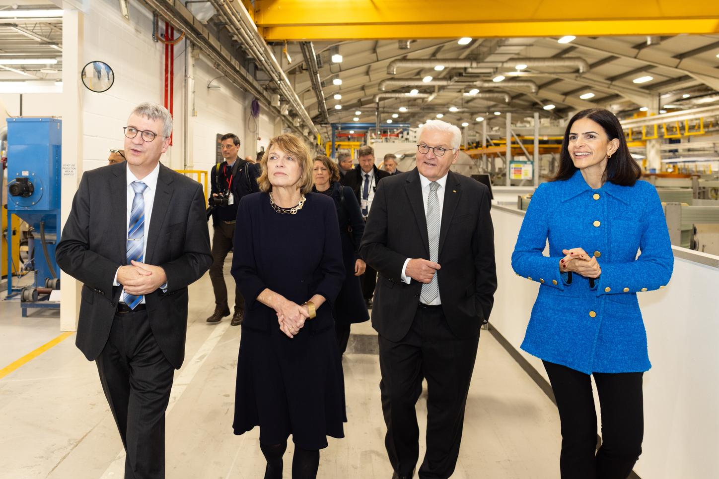 From left to right: Juergen Kampmeier - Managing Director of Siemens Healthineers Magnet Technology Oxford, First Lady Elke Büdenbender, President Frank-Walter Steinmeier, Ghada Trotabas - Managing Director of Siemens Healthineers Great Britain and Ireland.