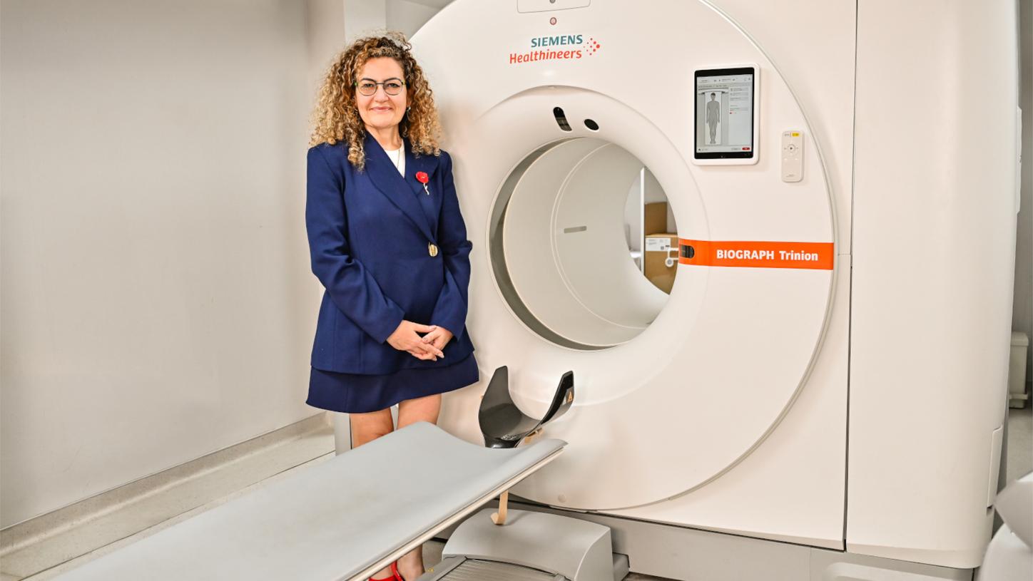 Prof. Dr. Esra Arslan next to Biograph Trinion.