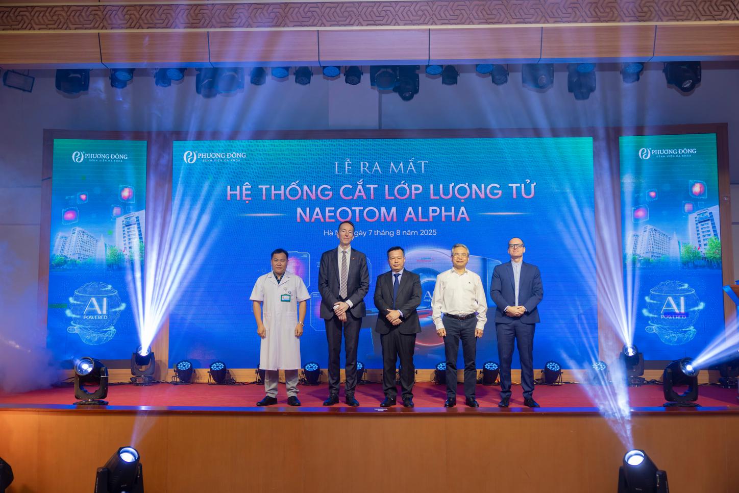 Leaders from Phuong Dong General Hospital and Siemens Healthineers Vietnam