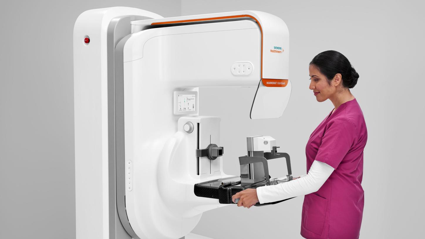 Doctor and patient with the MAMMOMAT B.brilliant