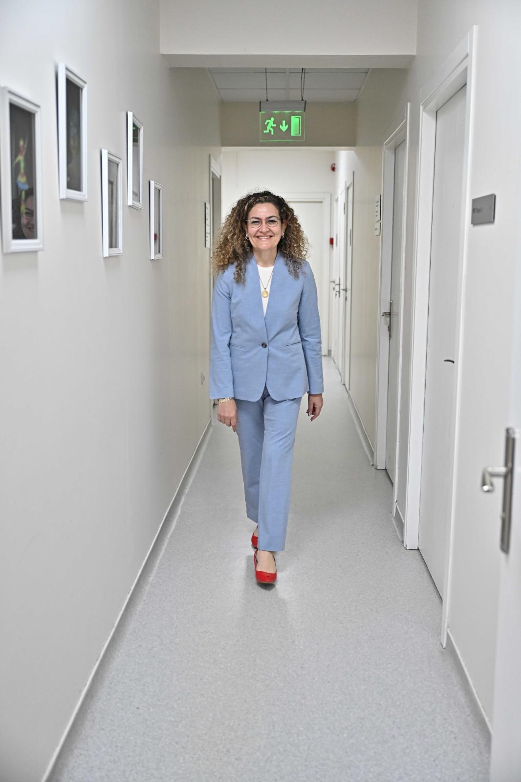 Prof. Dr. Esra Arslan walking down the hospital corridor