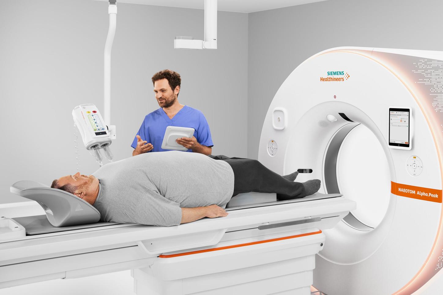 Doctor and patient with NAEOTIM Alpha.Peak
