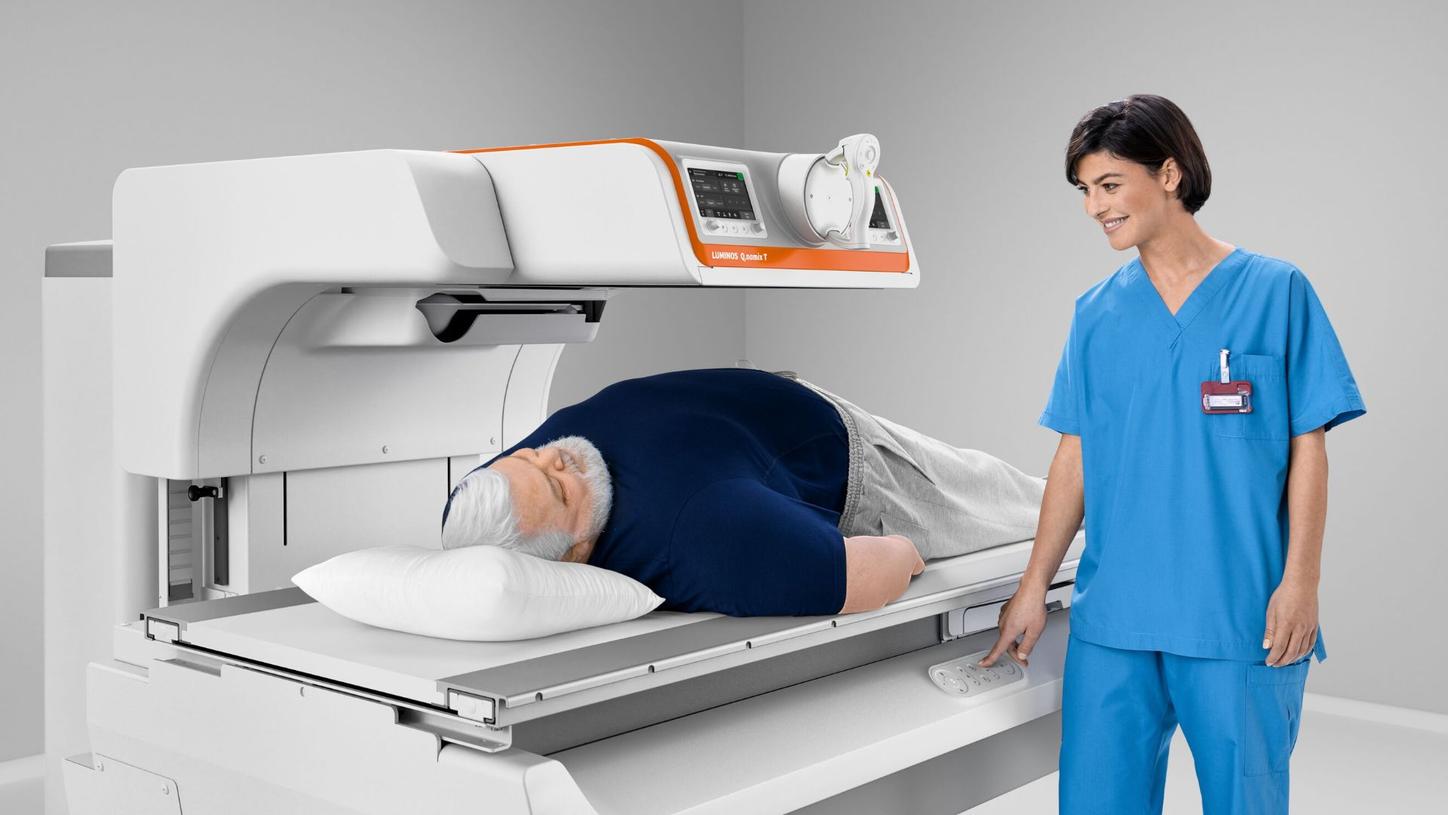 Doctor examining patient with LUMINOS Q.namix T
