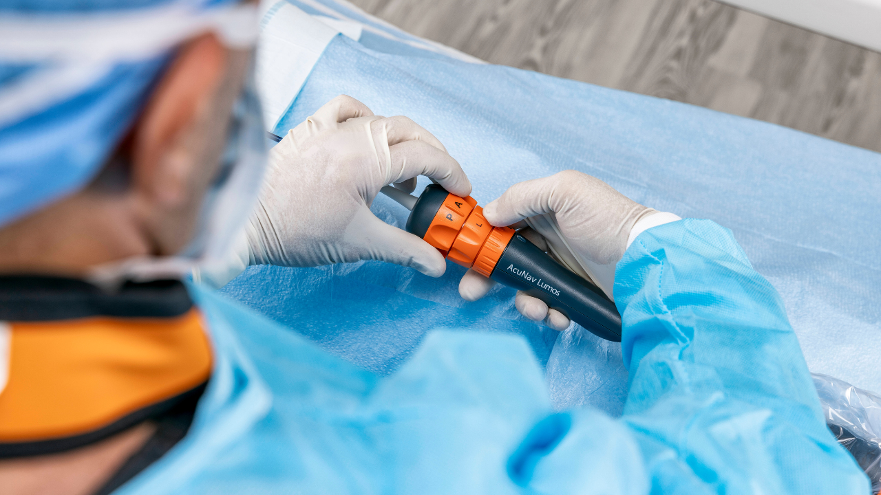 Clinician using AcuNav Lumos catheter