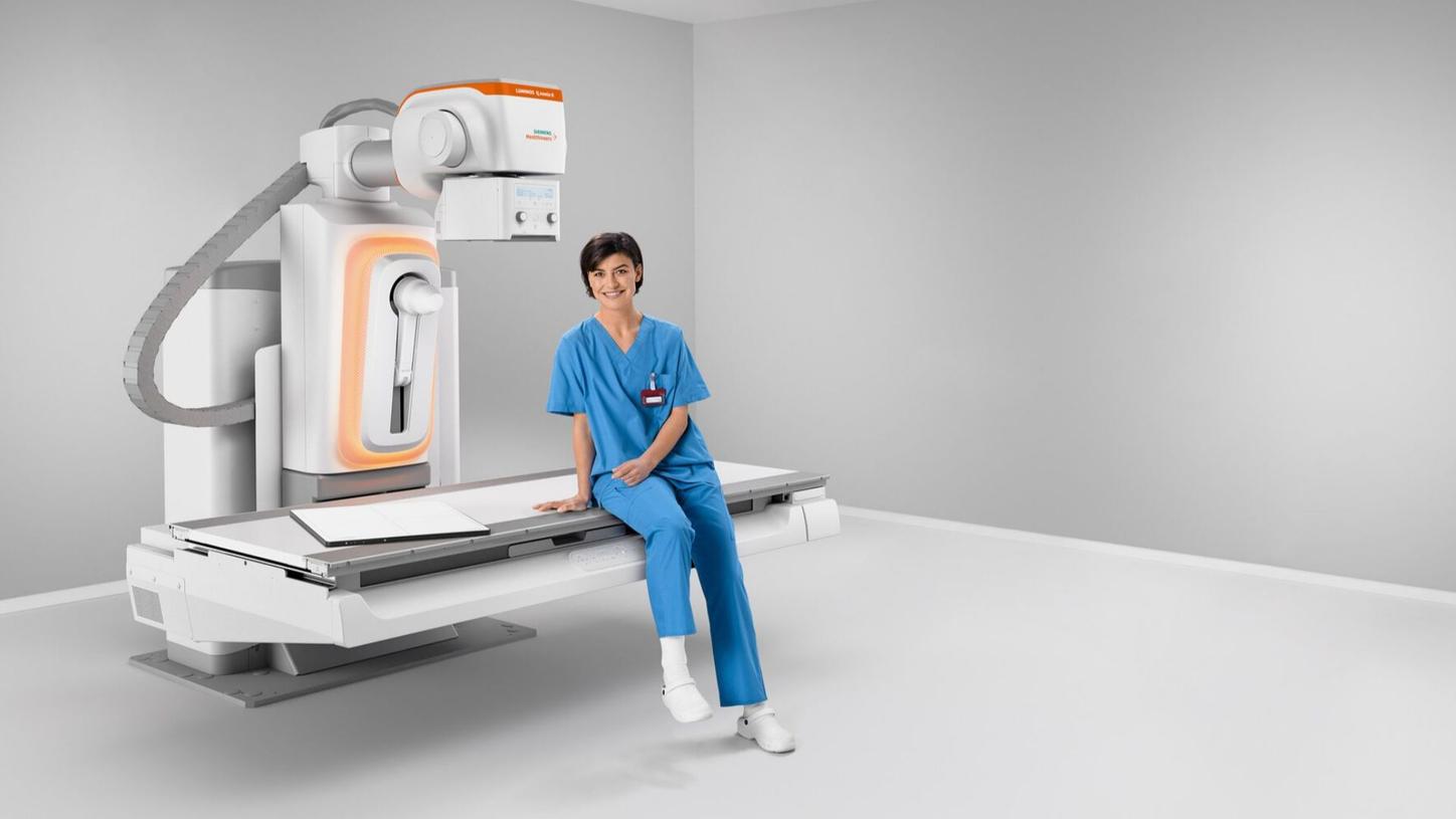 Doctor sitting on the LUMINOS Q.namix