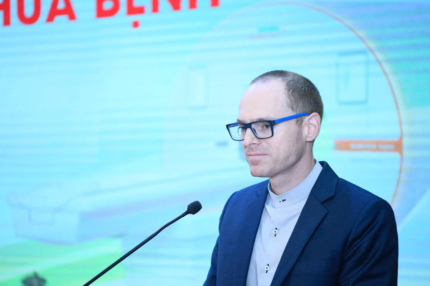 Fabian Singer general manager speaking