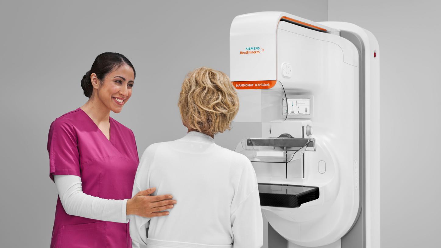 Doctor and patient with the MAMMOMAT B.brilliant