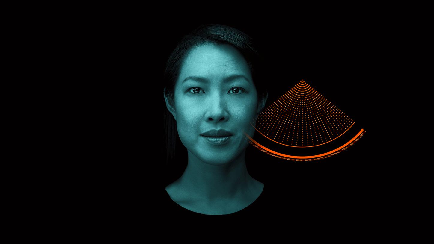 Key Visual Siemens Healthineers Quantum Technology showirng the face of a middle-aged women, next to the abstract visualization of a photon-counting detector with its precise pulses