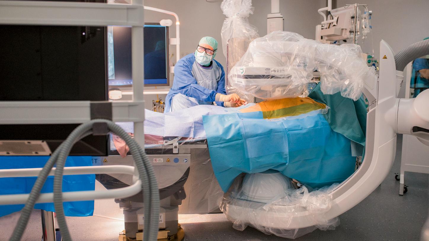 The hybrid operating room at the Geriatric Trauma Center is equipped with a robotic C-arm.