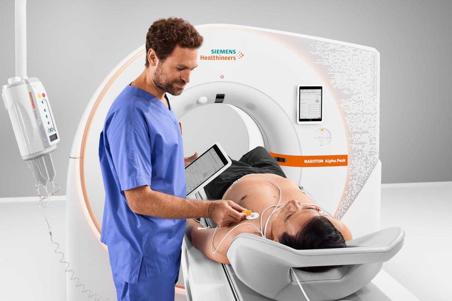 Doctor and patient with NAEOTIM Alpha.Peak