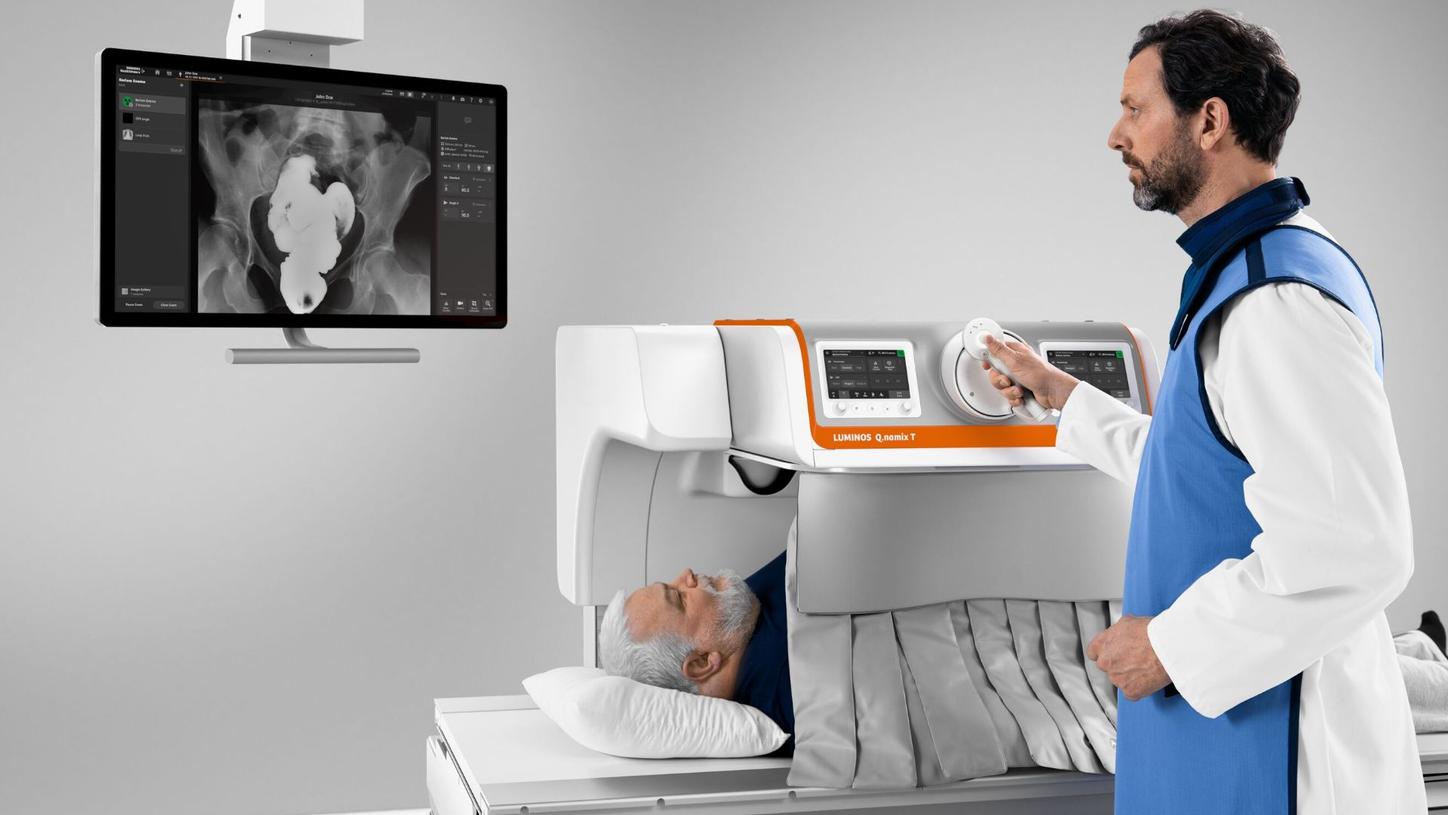 Doctor examining a patient with the LUMINOS Q.namix T